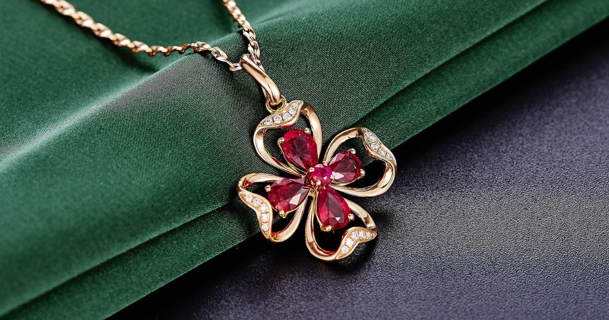 Top 10 Pendant Necklace Styles to Impress Others